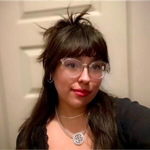 Meet your Posher, Adelita